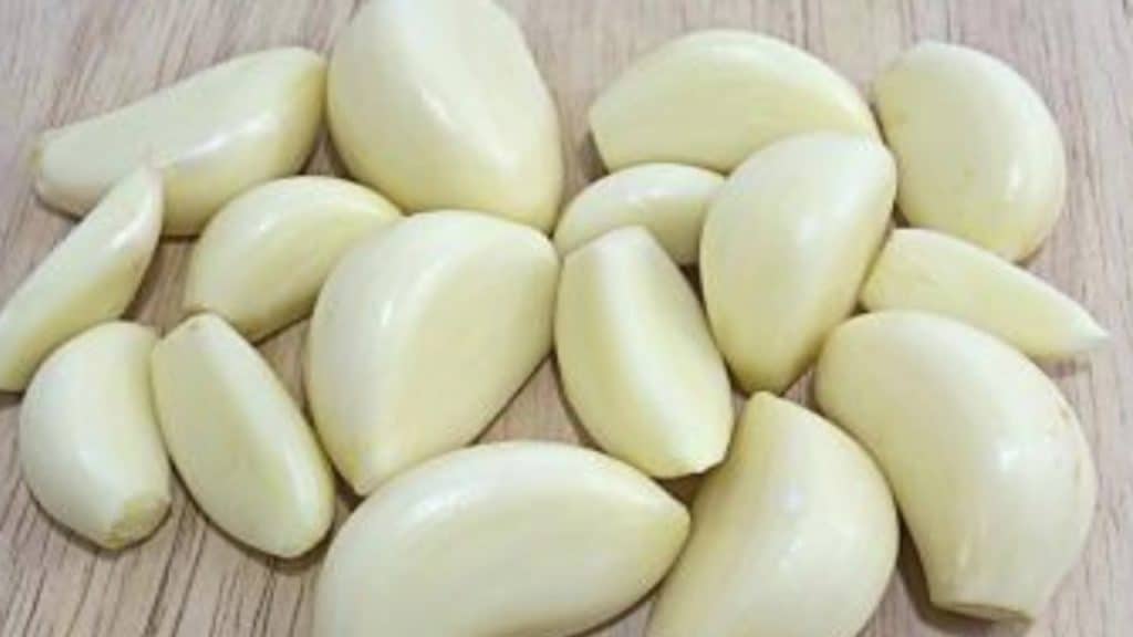 Garlic: The Most Effective Cure for Pneumonia, Coughs, Colds, Ear Infections
